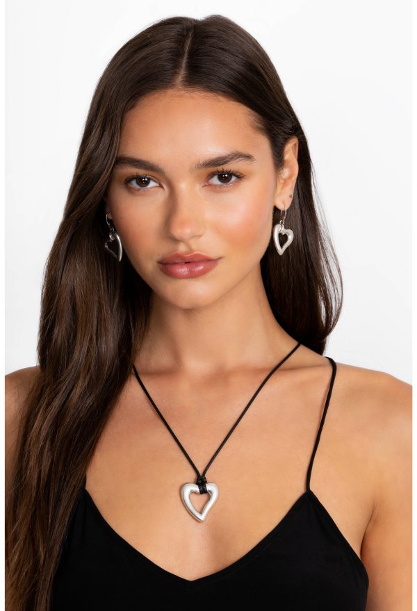 ABSTRACT HEART PENDANT NECKLACE - Image 4